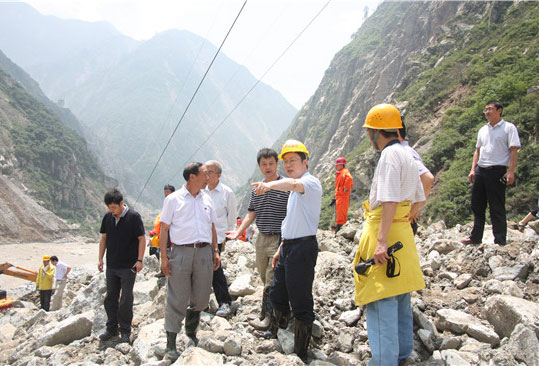 省交通運(yùn)輸廳彭琳廳長(zhǎng)視察公司都汶高速公路抗洪搶險(xiǎn)工作