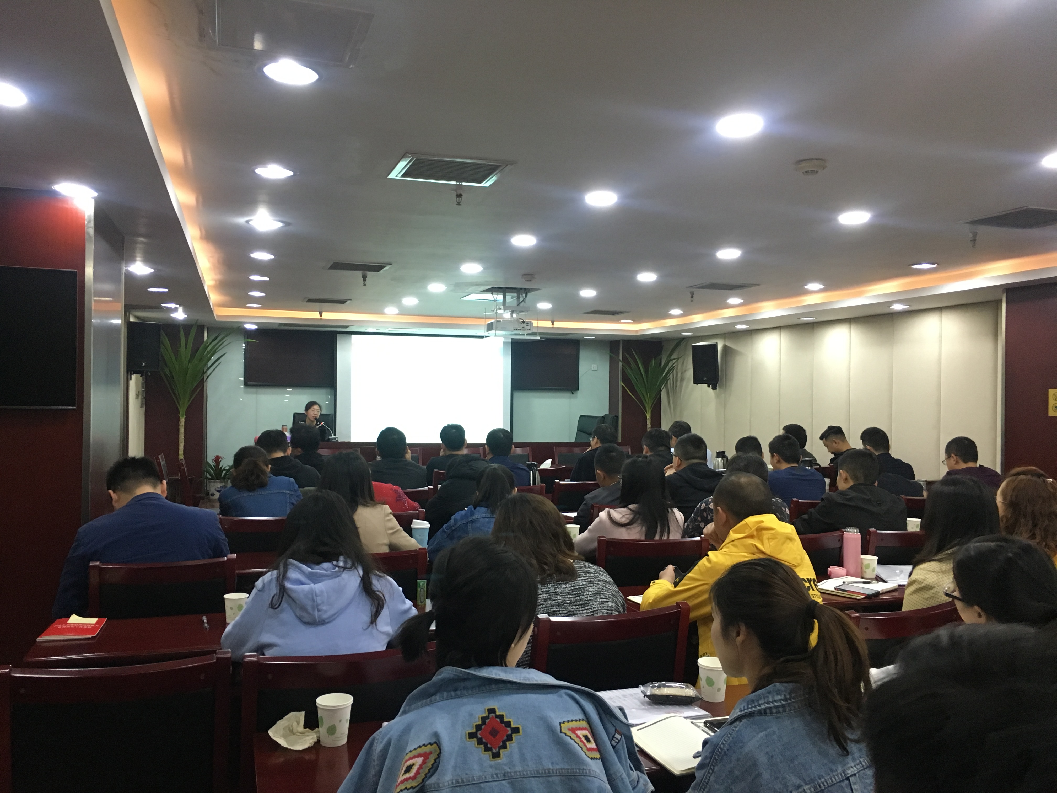強(qiáng)化風(fēng)險(xiǎn)防控 助推依法治企 ——公司組織開(kāi)展法律培訓(xùn)