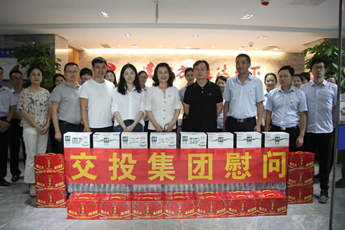 集團(tuán)公司黨委委員、職工董事、工會(huì)主席彭洪赴公司路面分公司開展“不忘初心、牢記使命”主題教育調(diào)研暨“送清涼”活動(dòng)