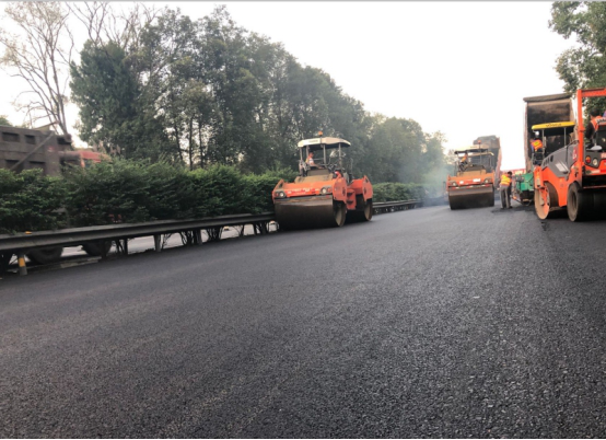 達(dá)渝、鄰墊路路面病害整治工程達(dá)渝一二期行車道SMA-13瀝青砼罩面和應(yīng)急車道熱再生AC-20C加鋪試驗(yàn)段順利鋪筑