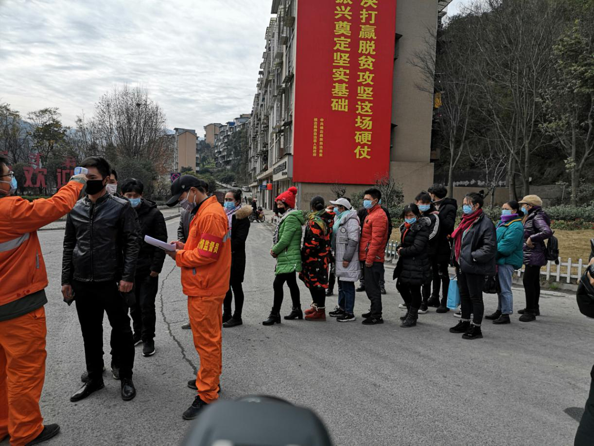 返崗民工提供身份證及健康證明，依次排隊(duì)測(cè)量體溫，并作登記，確認(rèn)無(wú)誤后登車2.png