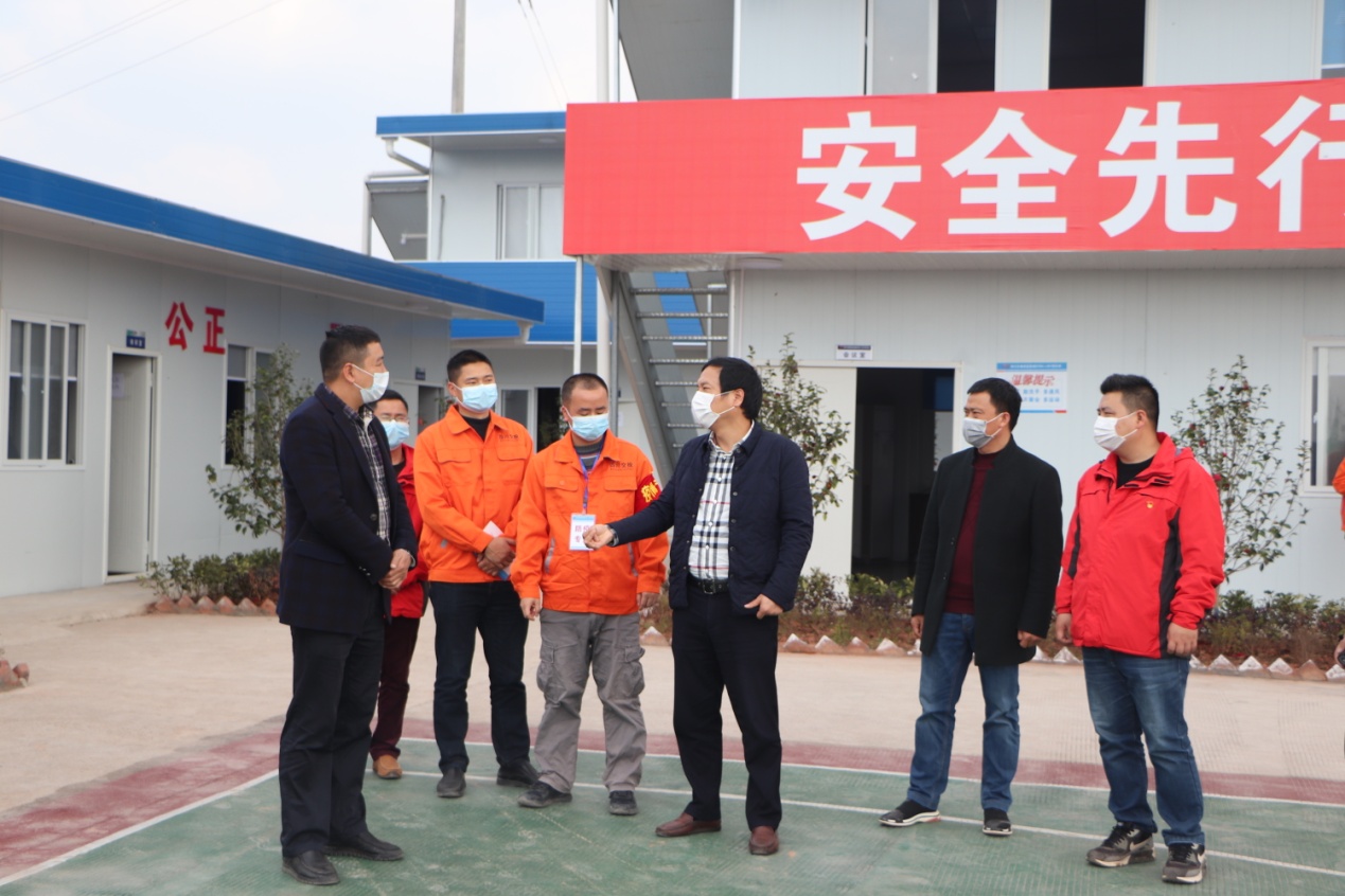 公司黨委委員、紀委書記張忠勇“四不兩直”深入成宜路基、路面項目檢查防疫生產(chǎn)工作