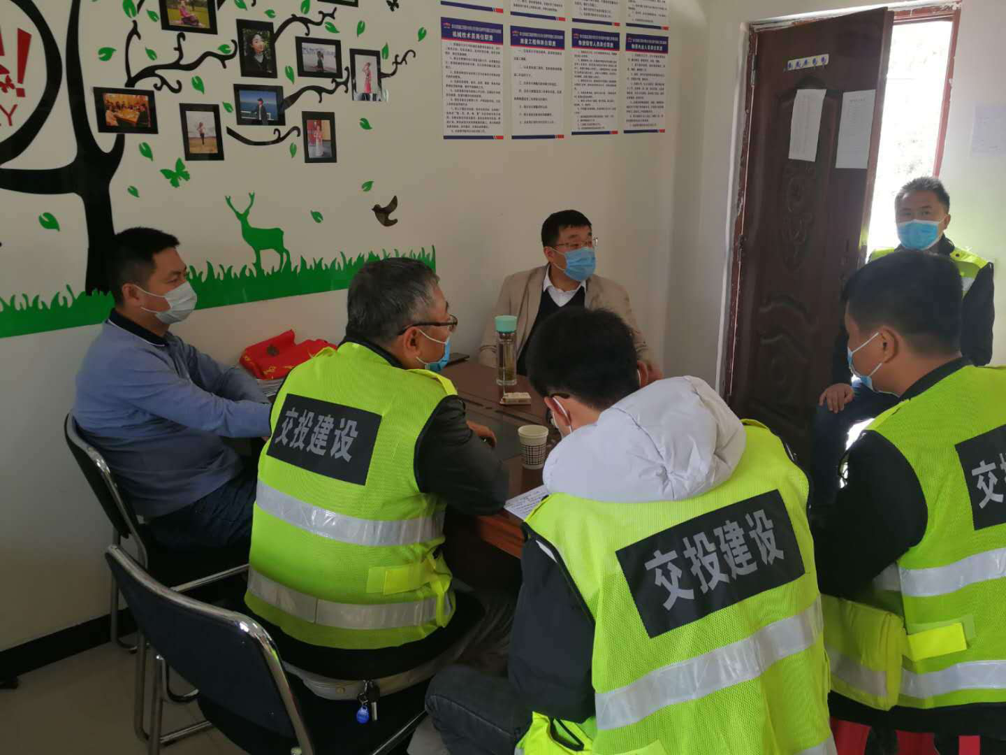 公司黨委委員、副總經(jīng)理何騰一行赴都汶高速督導(dǎo)檢查疫情防控及工程推進情況