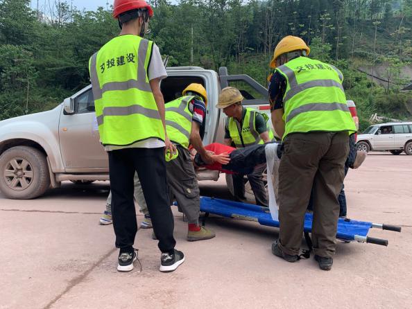 隧道發(fā)生“險情”人員逃出到安全區(qū)，啟動應急預案并上報情況2.jpg