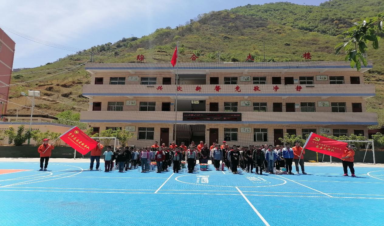 匯聚交建愛(ài)心 共度歡樂(lè)六一 ——橋梁分公司沿江項(xiàng)目到結(jié)對(duì)幫扶學(xué)生就讀學(xué)校開展 “六一”愛(ài)心活動(dòng)