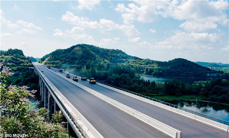 9、2015年9月攝于遂西高速一分部路面施工現(xiàn)場（赤城湖大橋）1.jpg