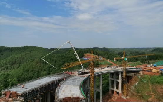 隆興互通B匝道1＃大橋、A匝道中橋現(xiàn)澆箱梁澆筑順利完成.jpg