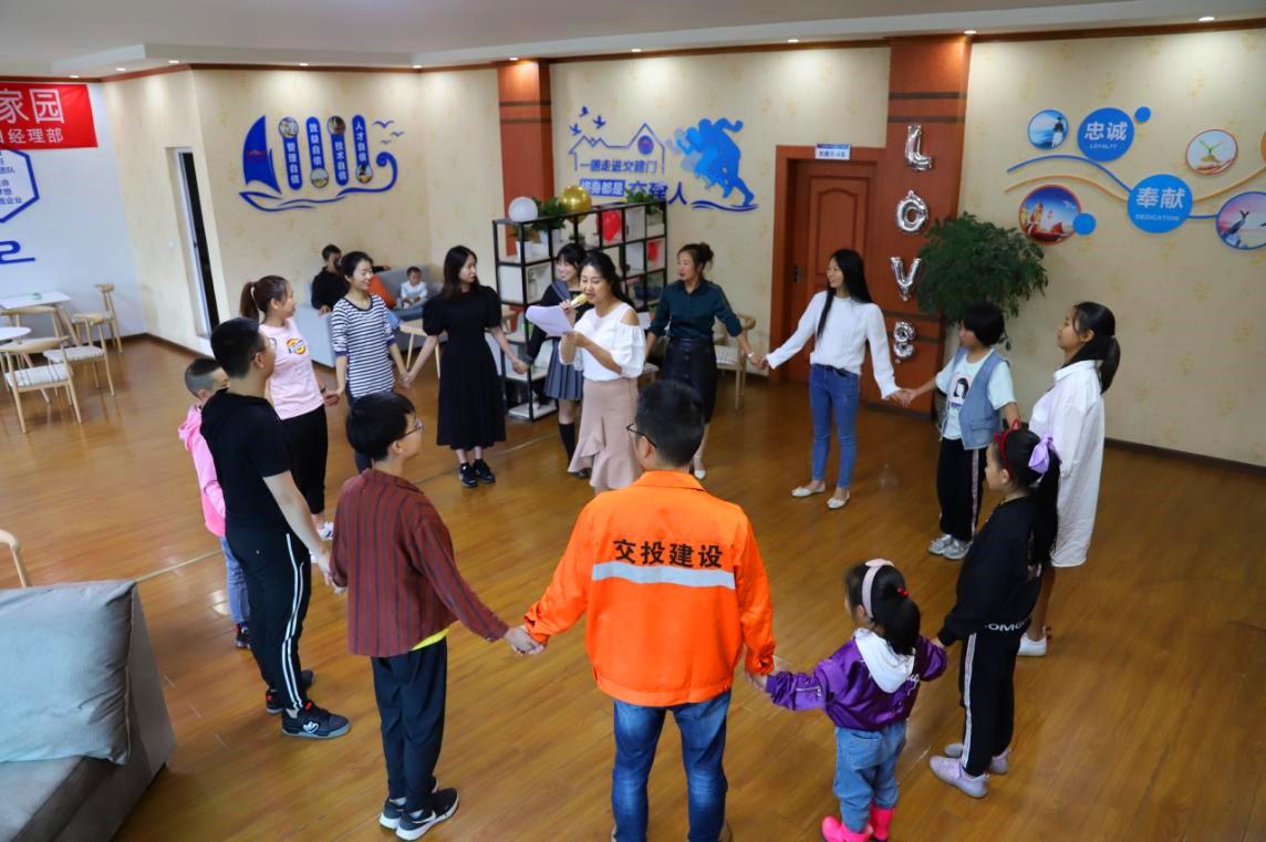 大手牽小手，和諧一家親.jpg