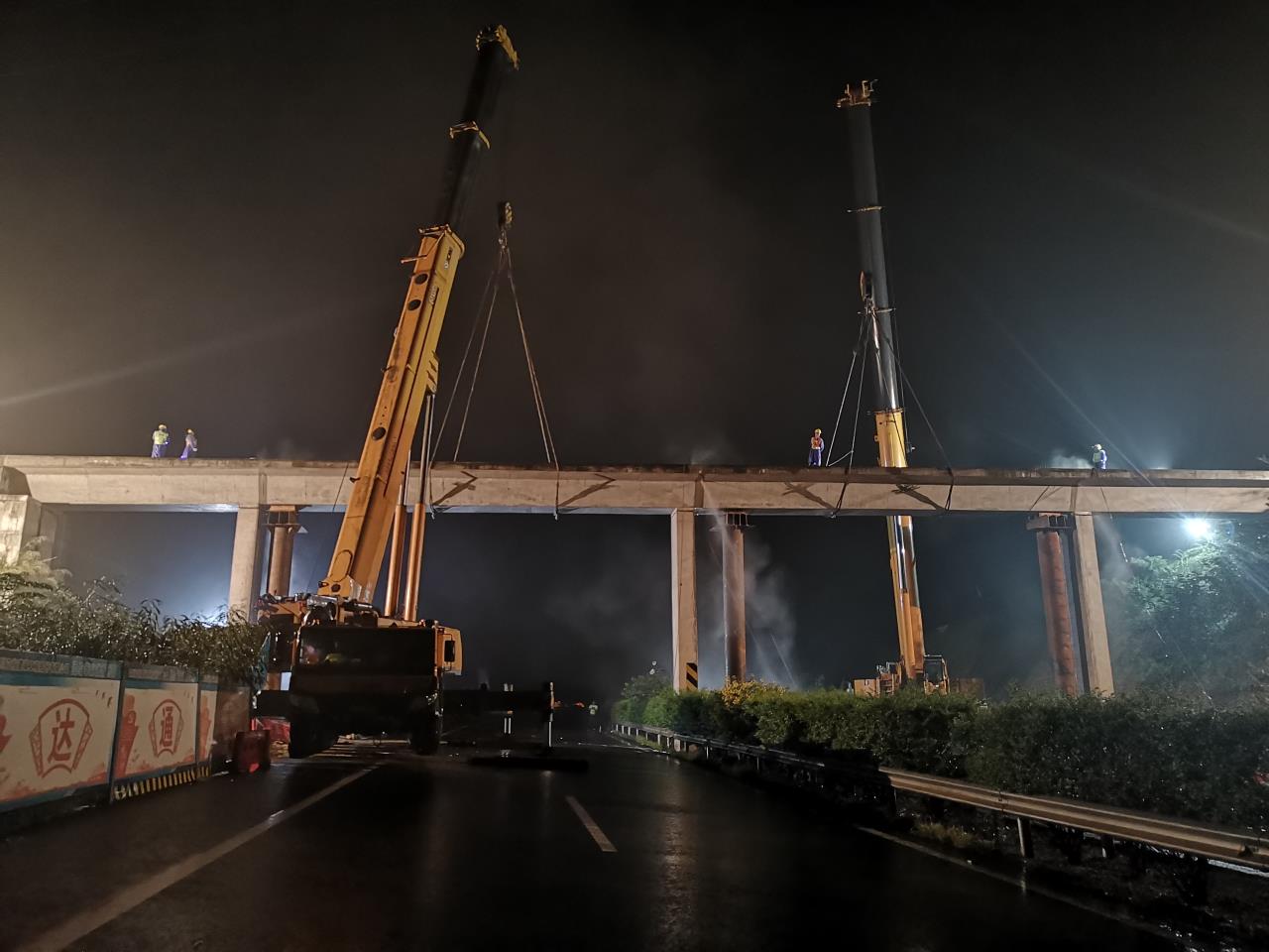 提前4小時(shí)！四川交投建設(shè)安全拆除雅西高速漢源服務(wù)區(qū)人行天橋