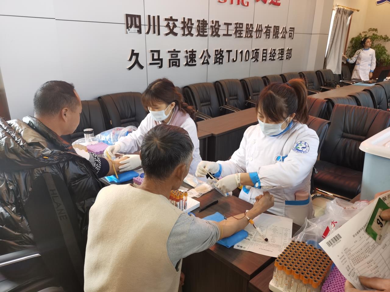 久馬高速TJ10項(xiàng)目部 組織工區(qū)農(nóng)民工進(jìn)行健康體檢
