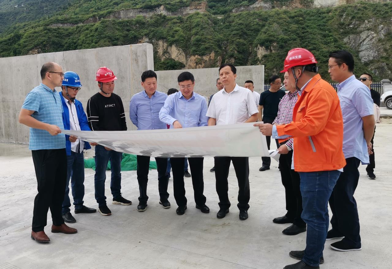 省交通廳副廳長寧堅一行調(diào)研瀘石高速推進(jìn)情況
