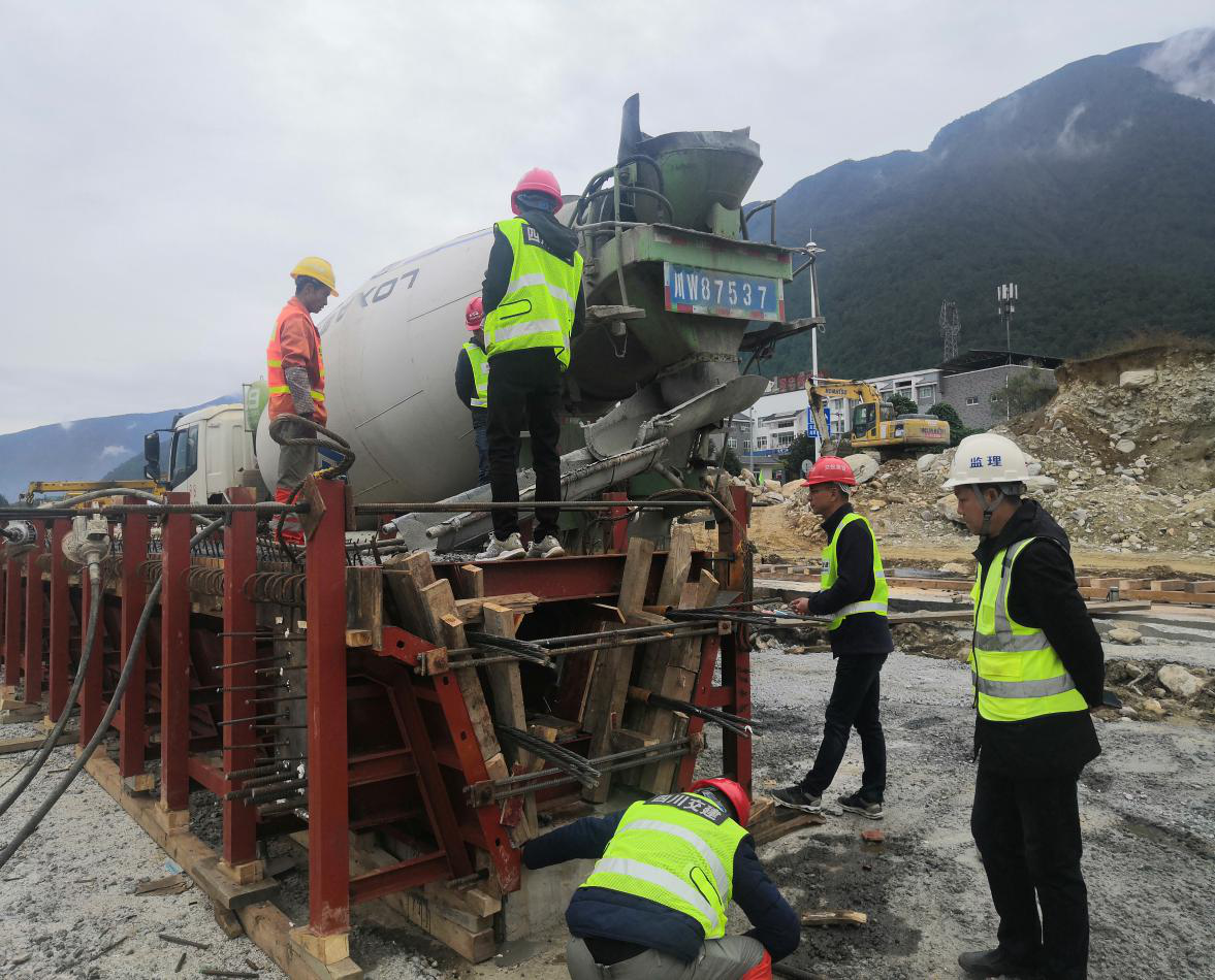 雅西高速公路冕寧收費站及連接線擴建工程黑山溝中橋順利澆筑第一片預(yù)制梁