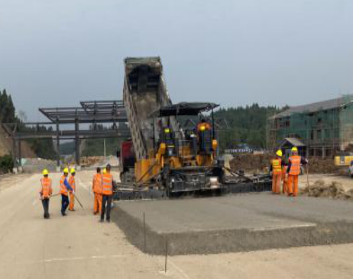 成德南高速公路西平互通路面工程試驗段墊層、底基層、基層順利鋪筑