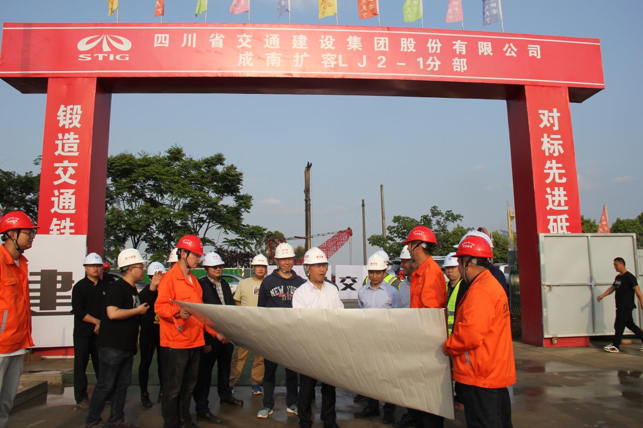 集團(tuán)公司黨委委員、董事李永林一行蒞臨成南擴(kuò)容LJ2-1項(xiàng)目部調(diào)研指導(dǎo)工作