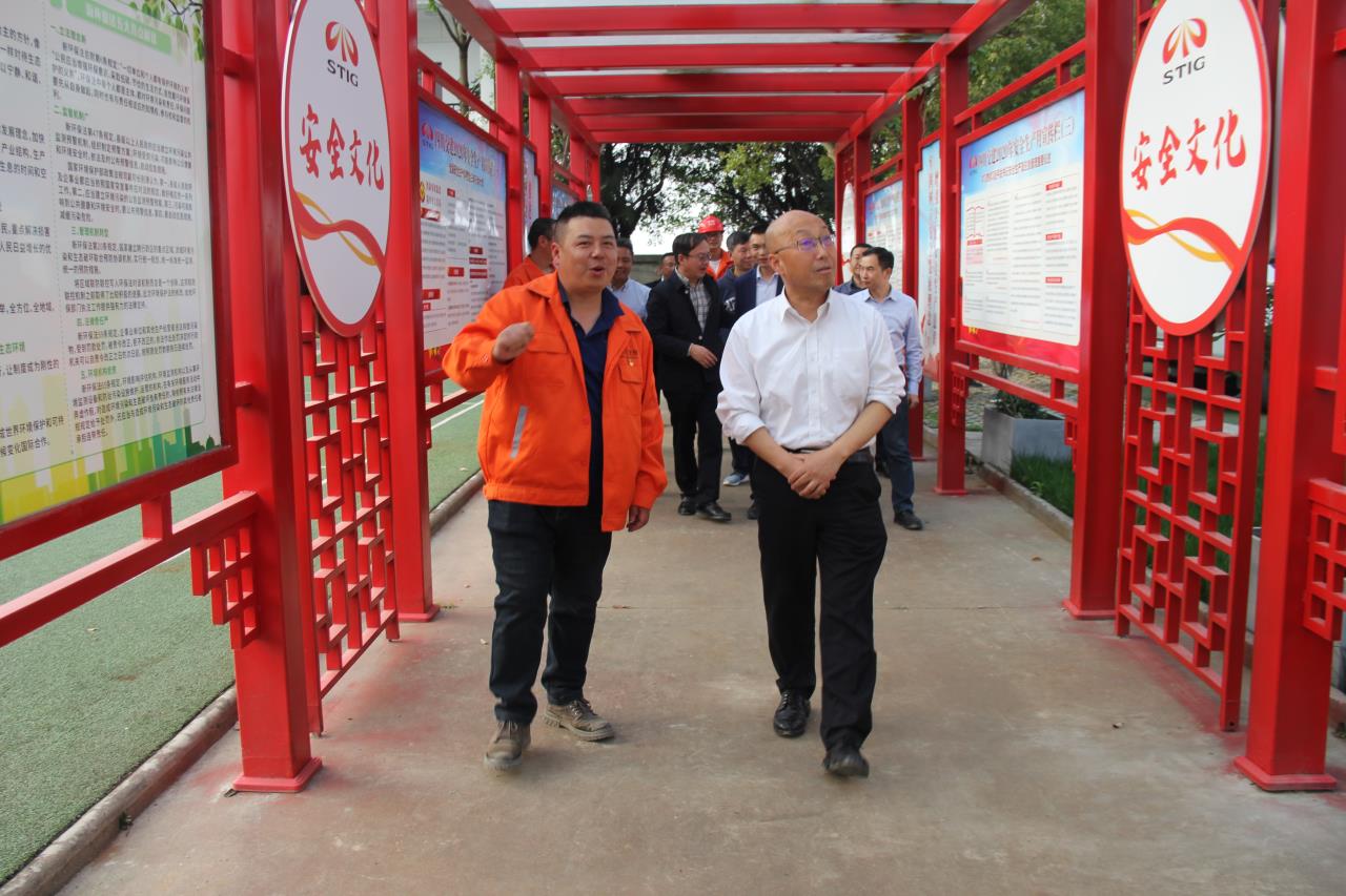 四川交投集團(tuán)黨委委員、董事李永林一行查看項(xiàng)目文化長(zhǎng)廊.JPG