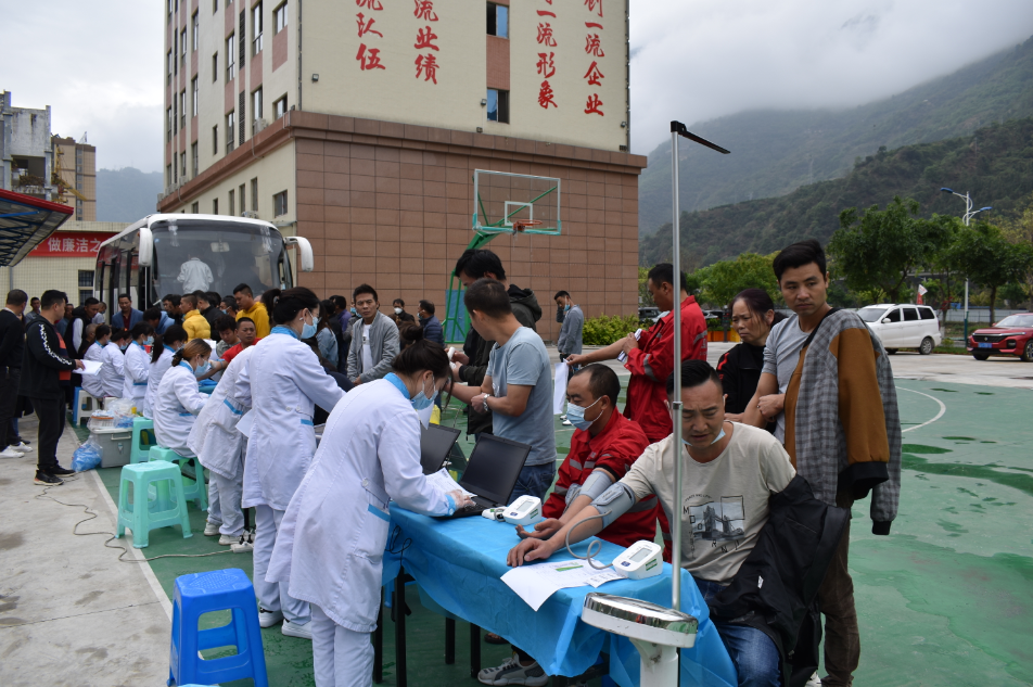 “五·一”前夕 瀘石高速（石棉段）為農(nóng)民工派發(fā)“健康大禮包” ——守護(hù)項(xiàng)目一線勞動(dòng)者健康，我們?cè)谛袆?dòng)