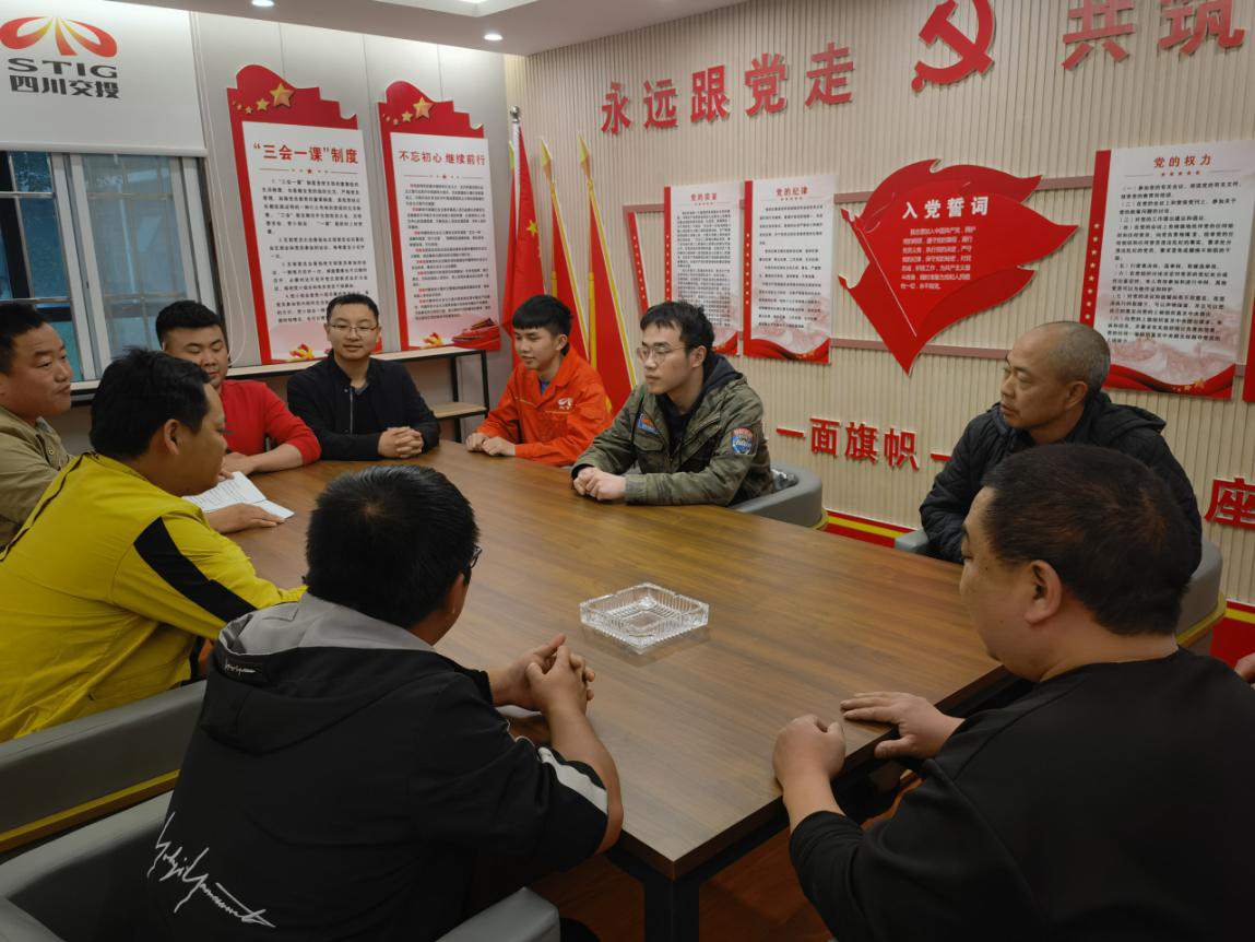 四川交建開(kāi)夜校   黨史學(xué)習(xí)有“調(diào)調(diào)”