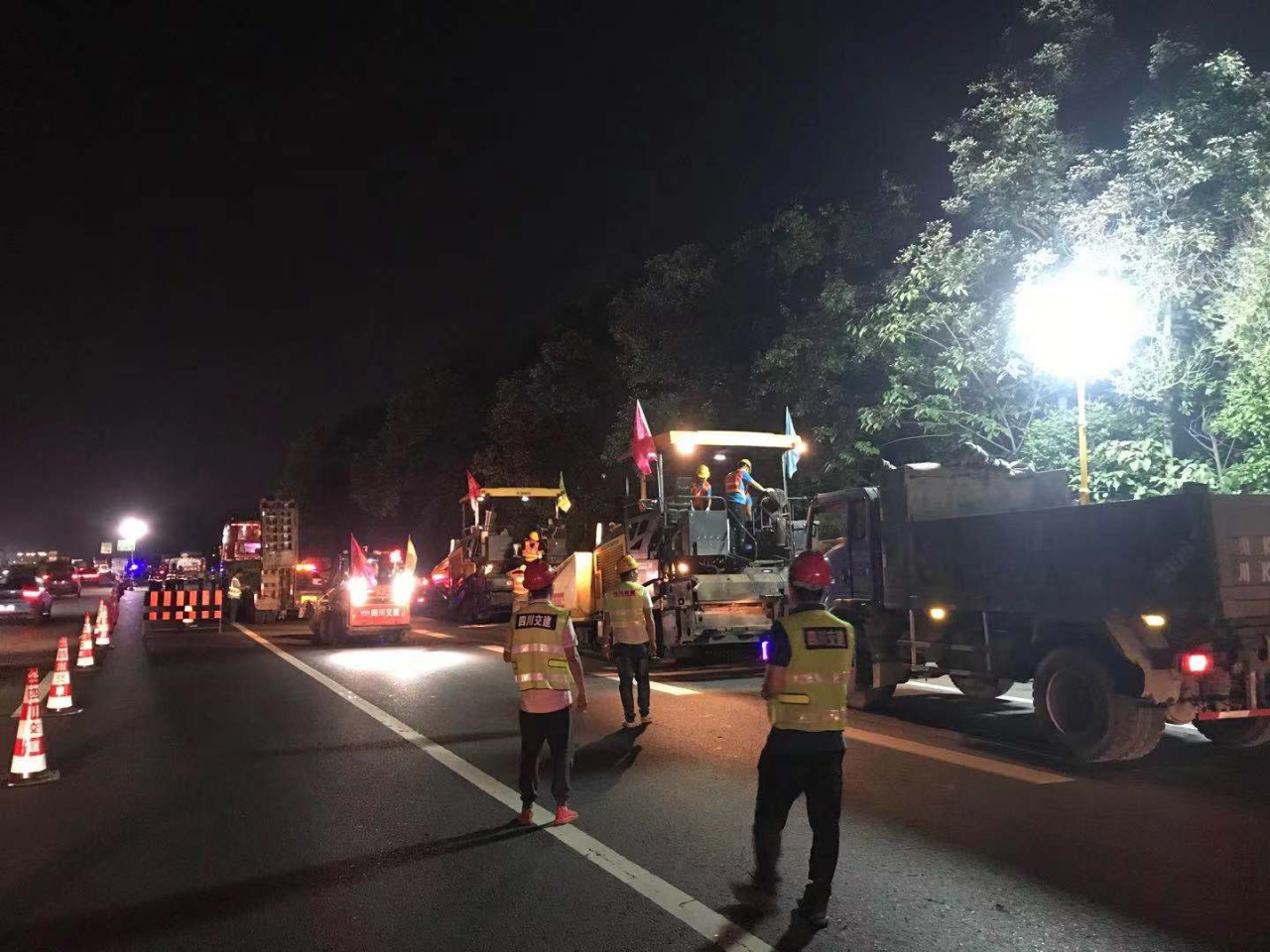成雅高速路面預防性養(yǎng)護工程夜間斷道施工正式開始