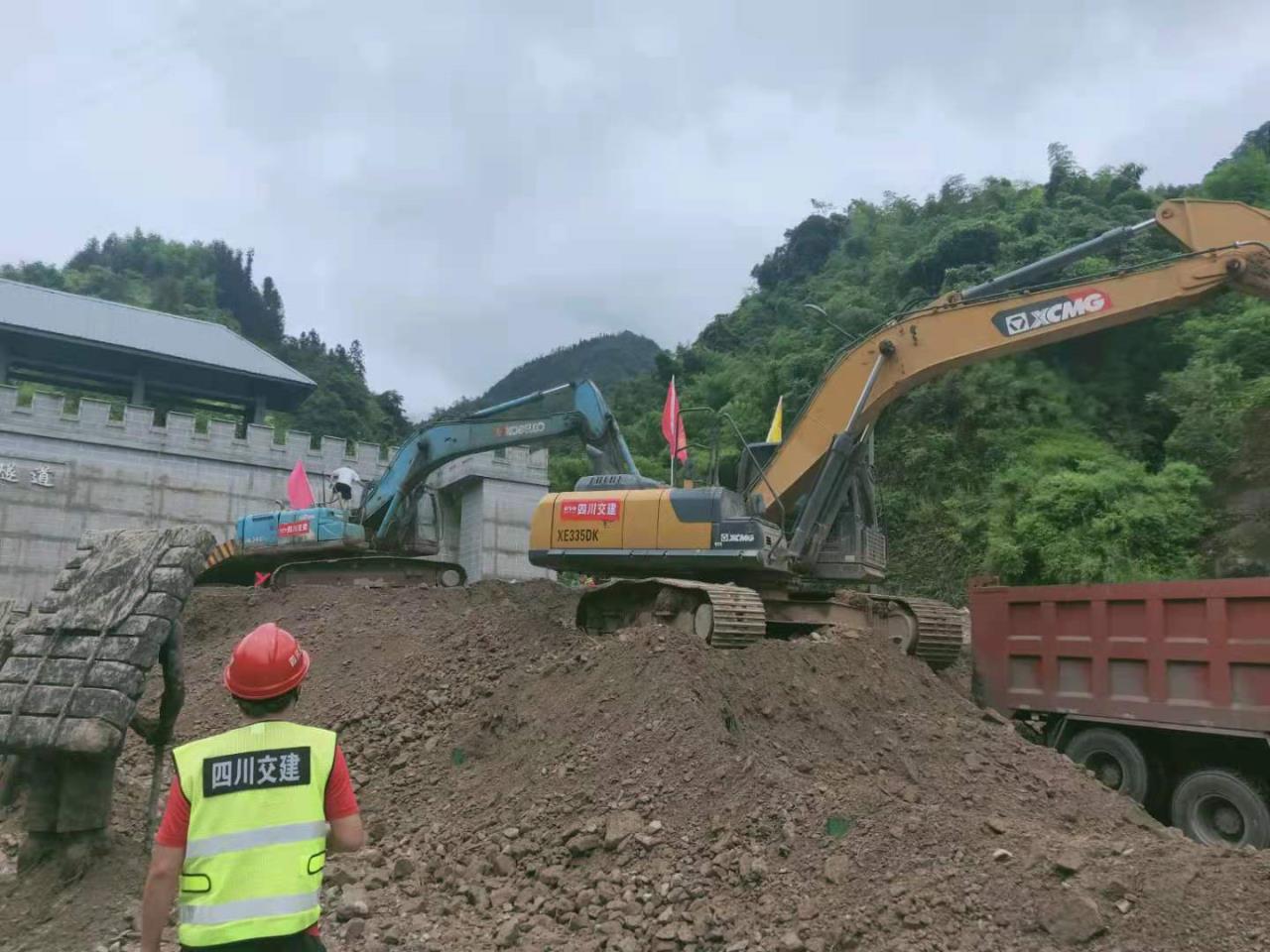 雅康高速突發(fā)泥石流，四川交建火速搶險