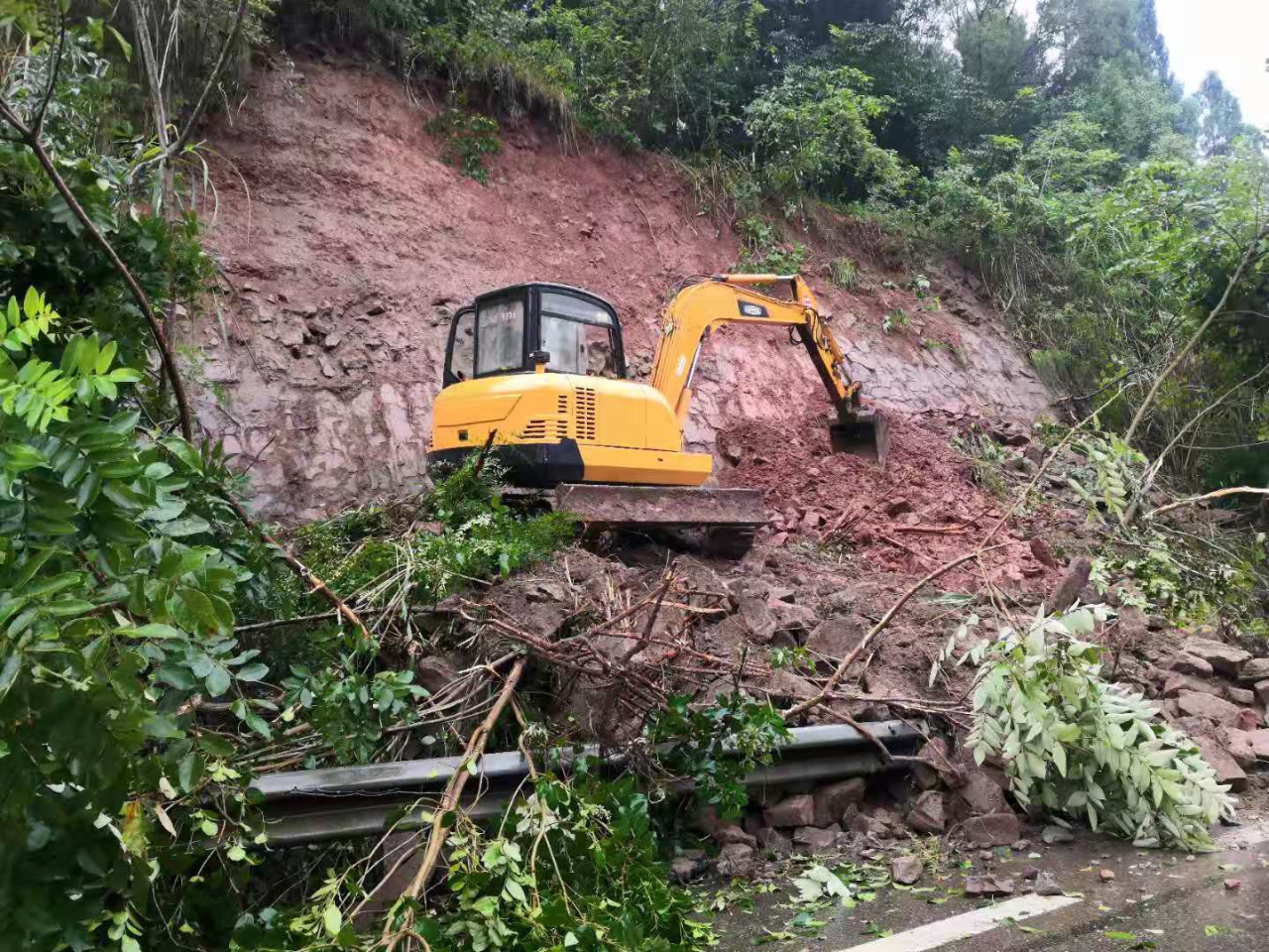 四川交建緊急處置成渝路邊坡垮塌險(xiǎn)情