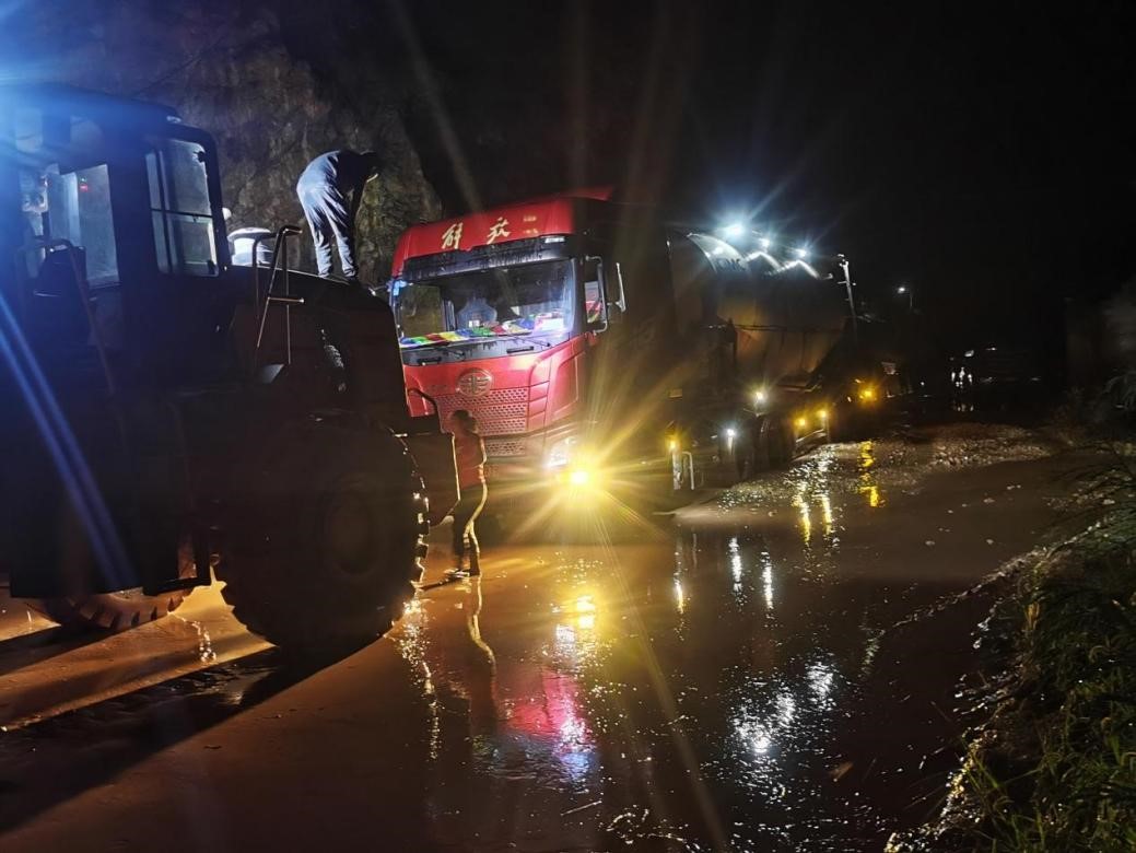 雨夜貨車(chē)被困353國(guó)道 橋梁工程分公司沿江高速XJ17項(xiàng)目部的搶險(xiǎn)隊(duì)伍現(xiàn)場(chǎng)救援