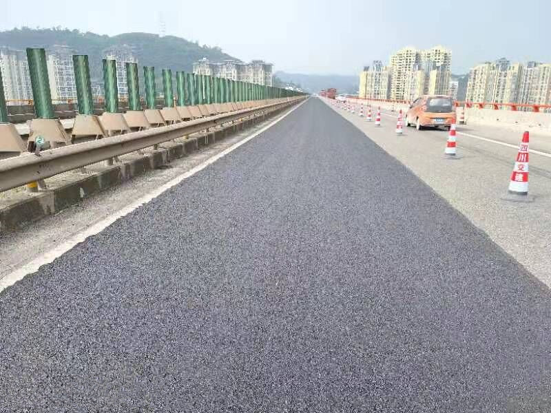 內(nèi)宜高速金沙江大橋首次采用CTO復合改性冷拌冷鋪超薄層新工藝施工
