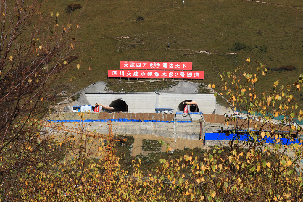 久馬高速建設提速推進！然木多2號隧道單向掘進突破1000米