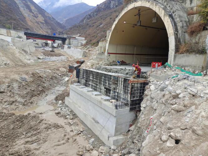 都汶高速公路登基溝大橋、簇頭溝中橋橋臺 基礎(chǔ)部分順利完成澆筑