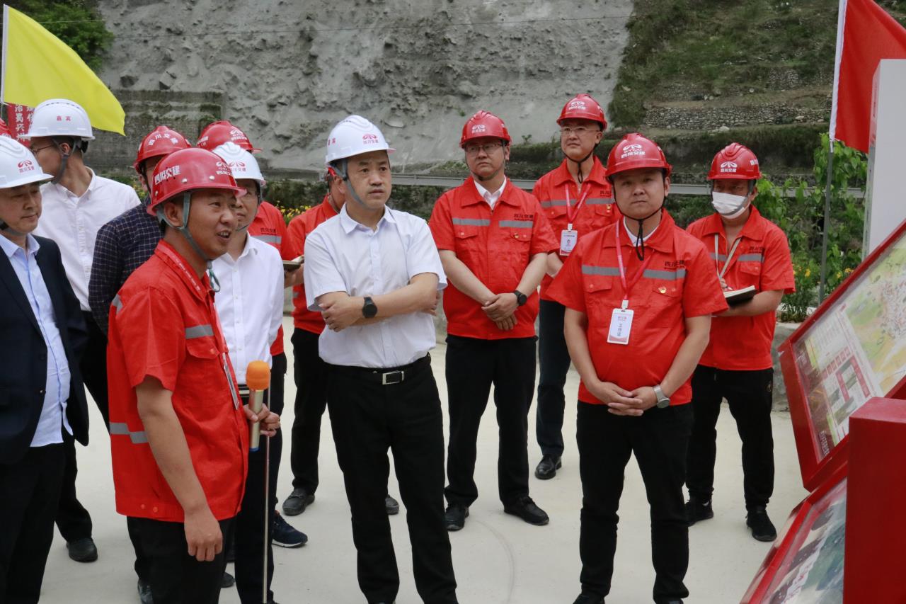 四川路橋股份公司黨委委員、四川交建集團(tuán)黨委書記、 董事長(zhǎng)張航川赴瀘石高速調(diào)研指導(dǎo)工作