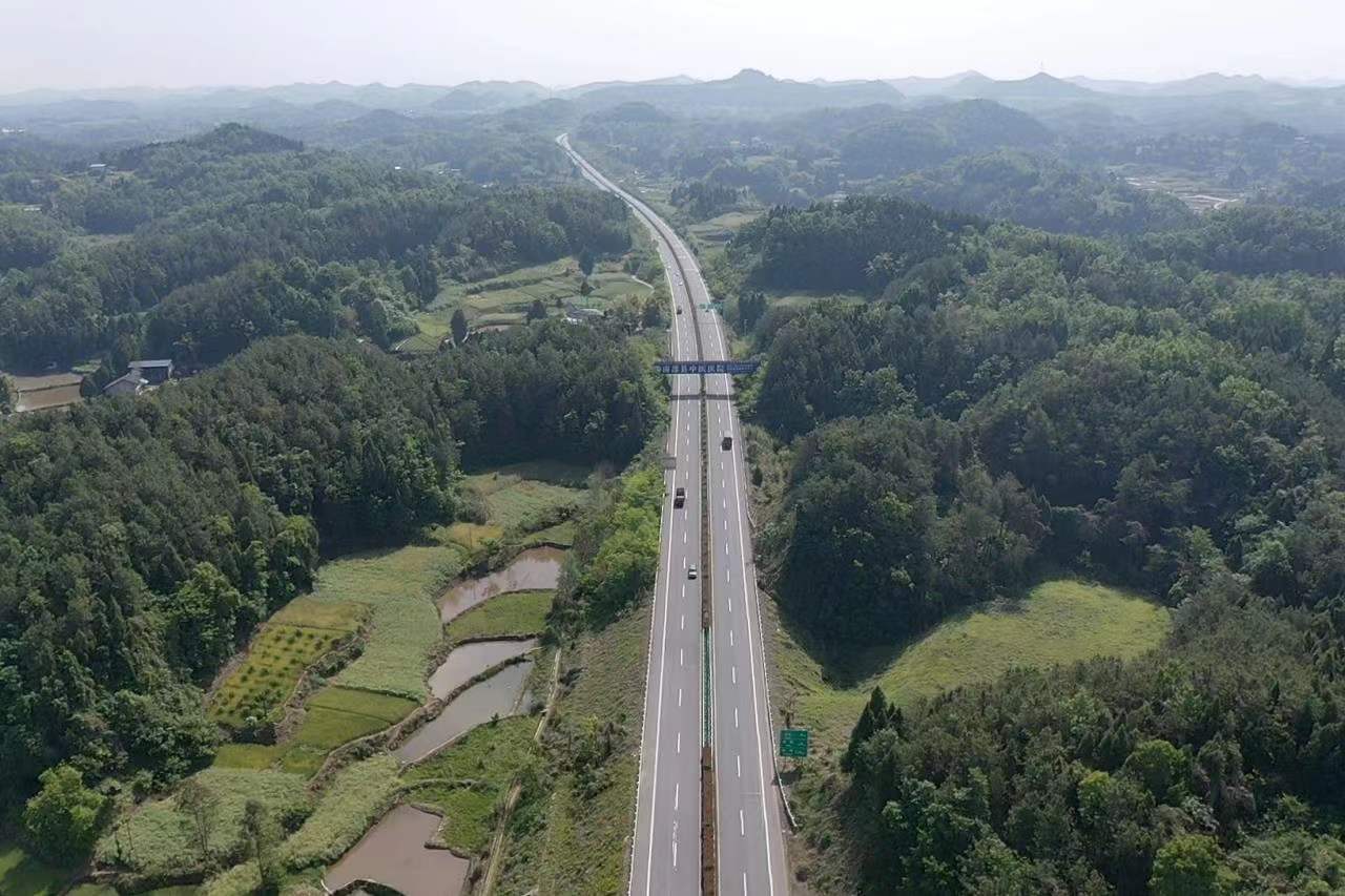 請(qǐng)注意！成德南高速K184左側(cè)應(yīng)急施工，車(chē)輛限寬3.75m，請(qǐng)過(guò)往車(chē)輛注意觀察通行