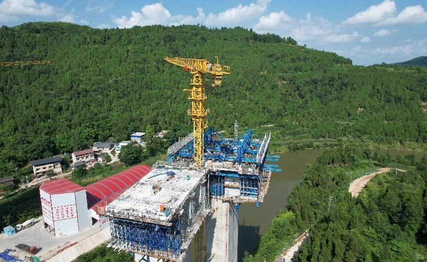 成綿擴(kuò)容項(xiàng)目凱江大橋0號塊全部澆筑完成
