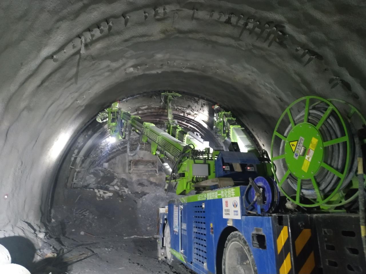 多功能鉆機(jī)、智能拱架一體化臺(tái)車(chē)施工.jpg