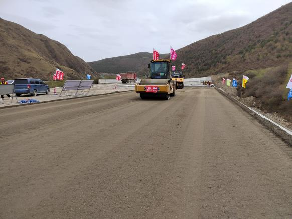 交建路面公司兩項(xiàng)科研課題成功落地，助力久馬高速試驗(yàn)段高質(zhì)量攤鋪