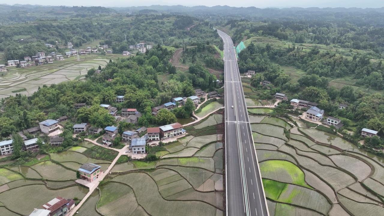 主線路面完工！川渝高速大通道開梁高速（四川境）通車在即
