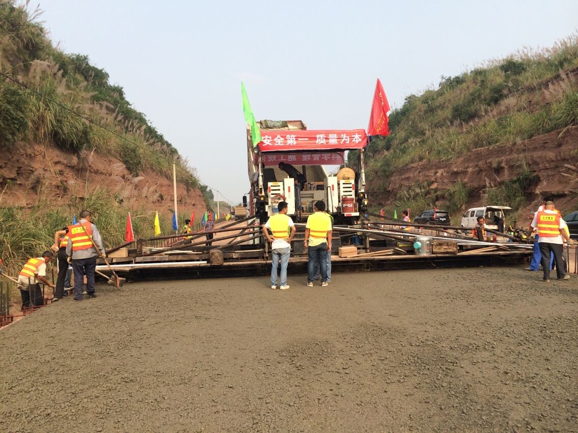 遂西高速公路SX1-LM1項(xiàng)目分部水泥穩(wěn)定碎石底基層試驗(yàn)段成功鋪筑