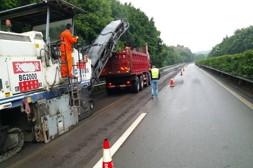 公司養(yǎng)護(hù)分公司對隆納、內(nèi)宜水高速公路路面養(yǎng)護(hù)工程正式啟動