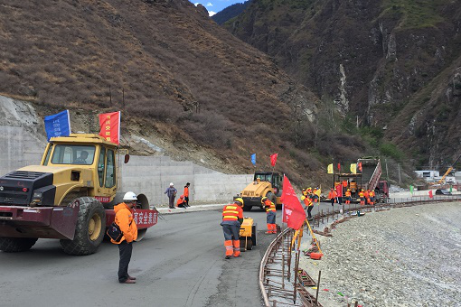 雅康高速LM3合同段順利完成墊層、底基層試驗(yàn)路鋪筑